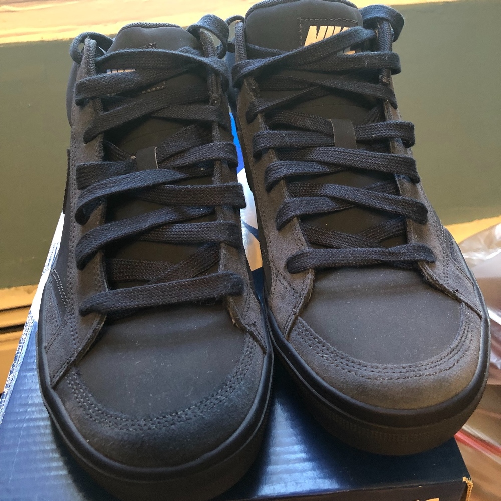 NIKE NAVY SNEAKERS